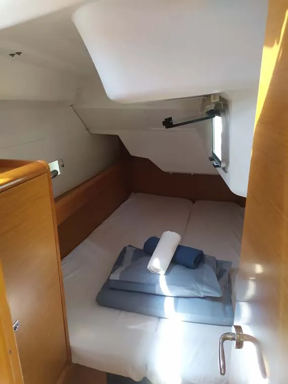 Cabin on živjelli, a Jeanneau Sun Odyssey 389 sailboat at Kontokali, Greece