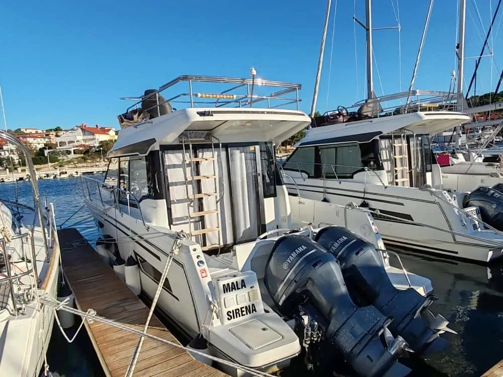 Exterior view of Mala Sirena, a Jeanneau Merry Fisher 1095 FLY motorboat at Općina Pakoštane, Croatia