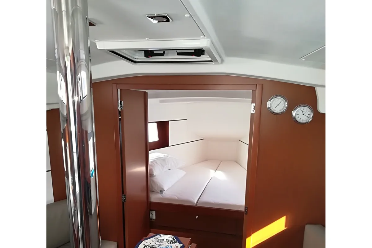 Cabin on Te Fiti, a Beneteau Oceanis 35 sailboat at Tonnarella, Italy