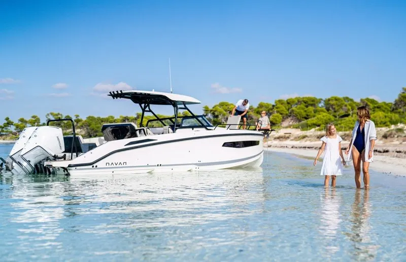 25, a Navan S30 motorboat at Cannigione, Italy