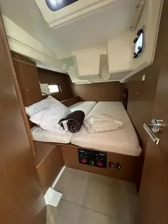 Cabin on Senza Ostacoli, a Beneteau Oceanis 46.1 sailboat at Tonnarella, Italy