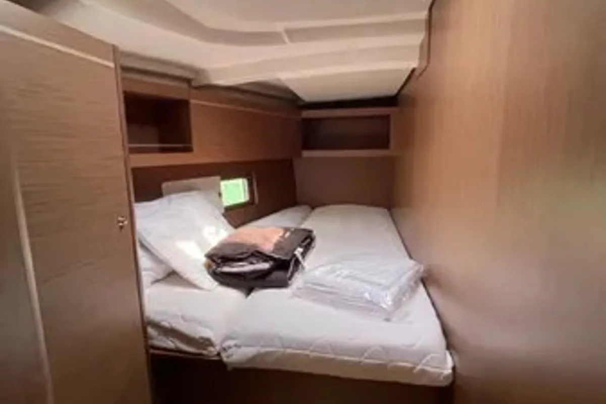 Cabin on Senza Ostacoli, a Beneteau Oceanis 46.1 sailboat at Tonnarella, Italy