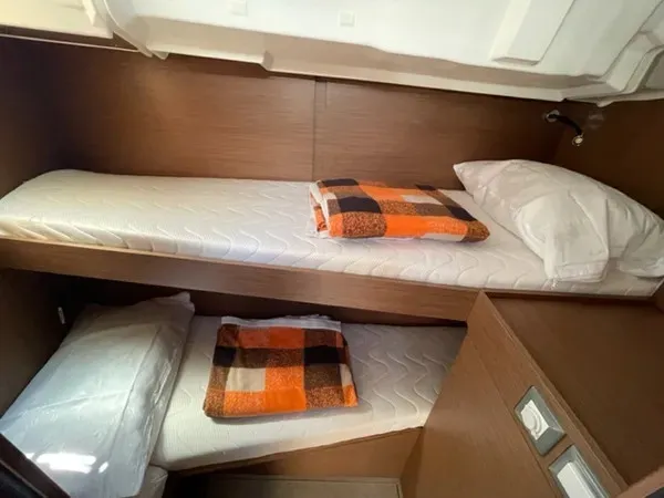 Cabin on Senza Ostacoli, a Beneteau Oceanis 46.1 sailboat at Tonnarella, Italy