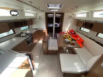 Salon of Senza Ostacoli, a Beneteau Oceanis 46.1 sailboat at Tonnarella, Italy