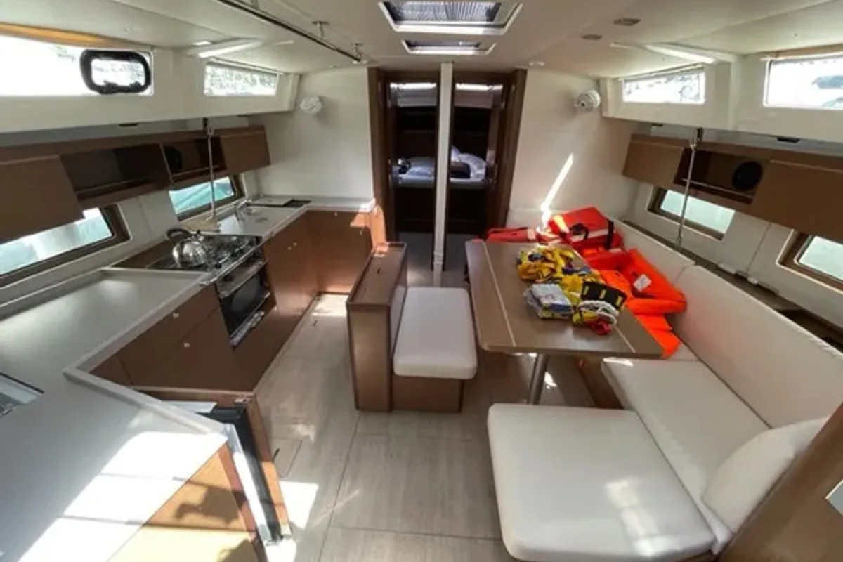 Salon of Senza Ostacoli, a Beneteau Oceanis 46.1 sailboat at Tonnarella, Italy