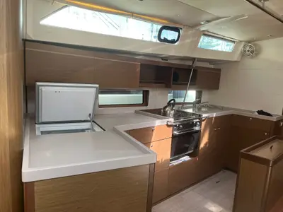 Galley of Senza Ostacoli, a Beneteau Oceanis 46.1 sailboat at Tonnarella, Italy