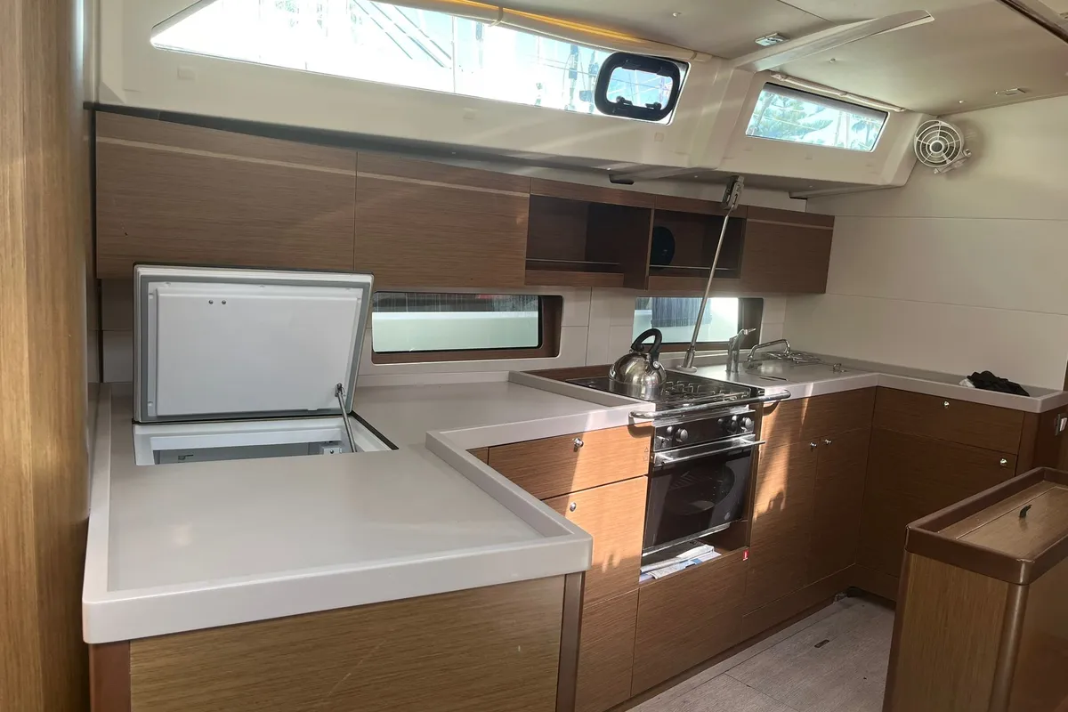 Galley of Senza Ostacoli, a Beneteau Oceanis 46.1 sailboat at Tonnarella, Italy