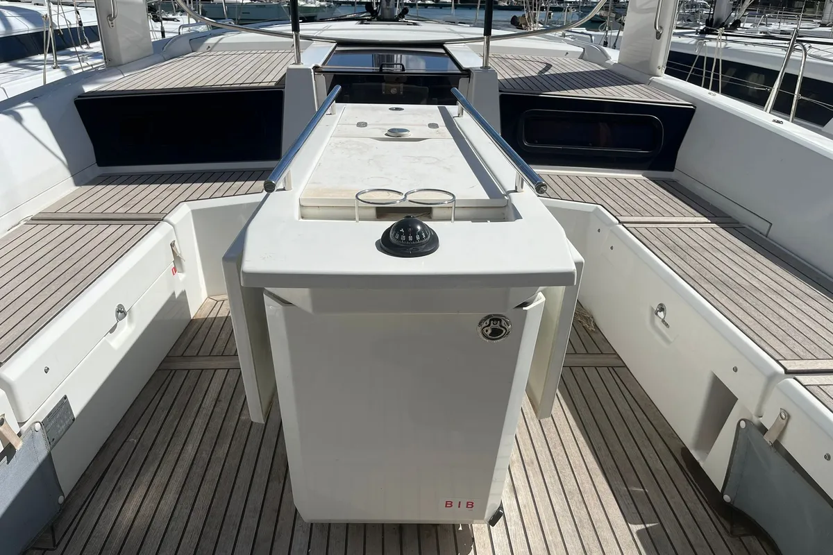Deck of Senza Ostacoli, a Beneteau Oceanis 46.1 sailboat at Tonnarella, Italy
