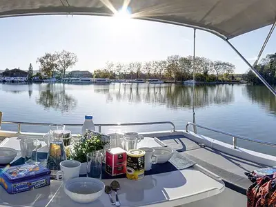 Deck of Horizon 2 - Premier 33, a Cygnet Horizon 2 motorboat at Otonabee–South Monaghan, Canada