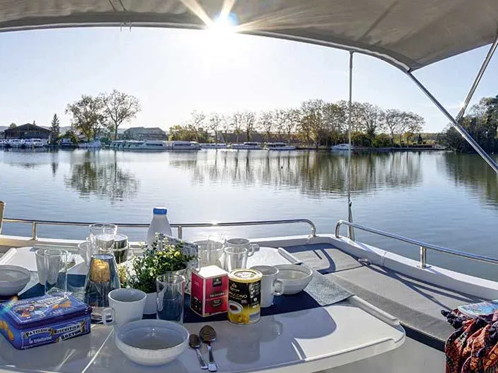 Deck of Horizon 2 - Premier 33, a Cygnet Horizon 2 motorboat at Otonabee–South Monaghan, Canada