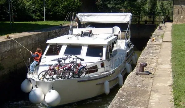 2502, a America 43 motorboat at Savoyeux, France