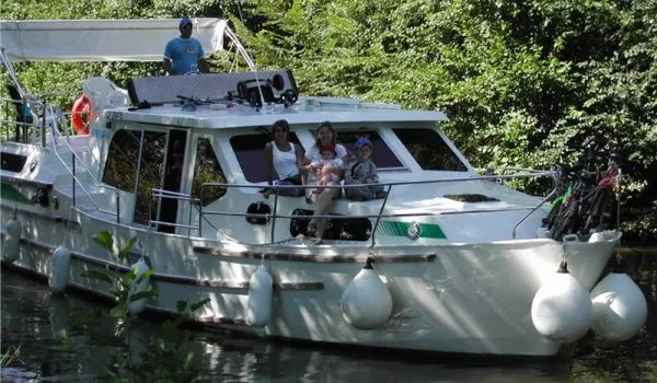 2502, a America 43 motorboat at Savoyeux, France