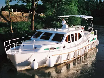 2502, a America 43 motorboat at Savoyeux, France