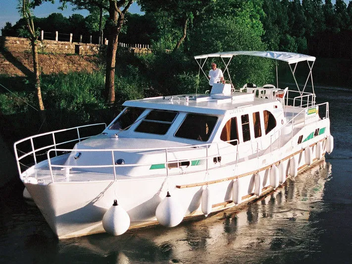 2502, a America 43 motorboat at Savoyeux, France