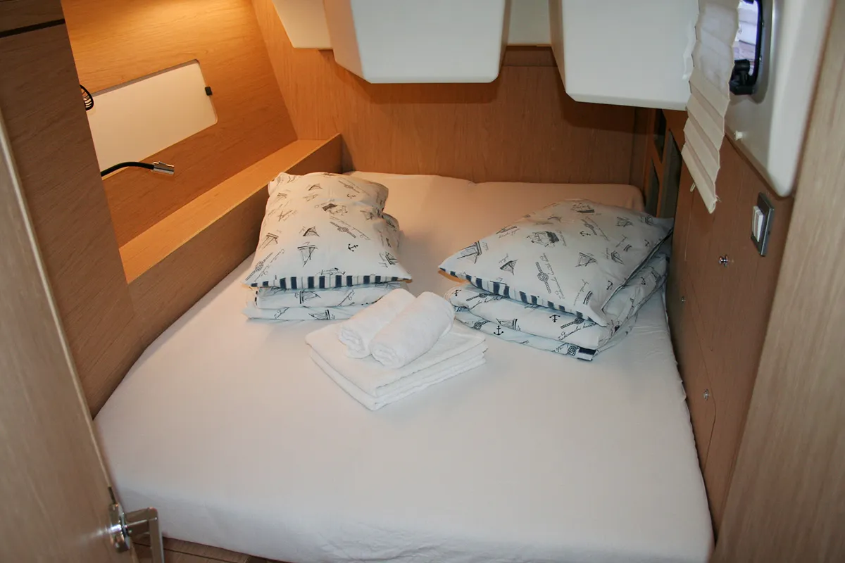 Cabin on Röde Orm, a Beneteau Oceanis 46.1 sailboat at Dubrovnik, Croatia