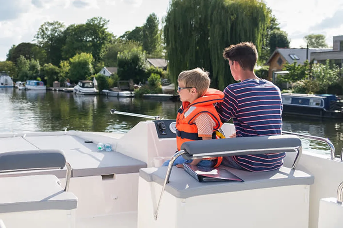 Cockpit of Horizon 4 - Premier 8, a Cygnet Horizon 4 motorboat at Saint-Gilles, France