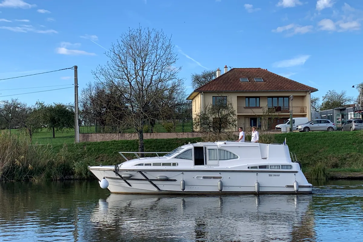 2402, a Haines 38 motorboat at Mittersheim, France