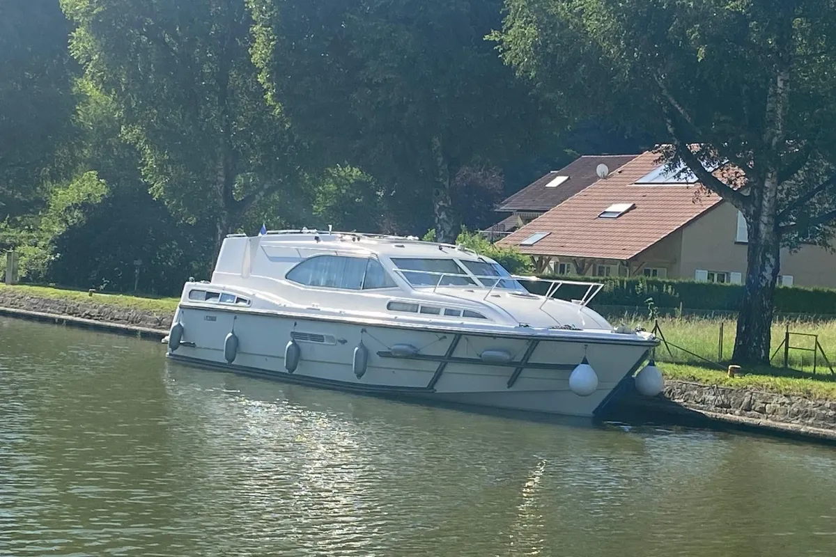 2402, a Haines 38 motorboat at Mittersheim, France
