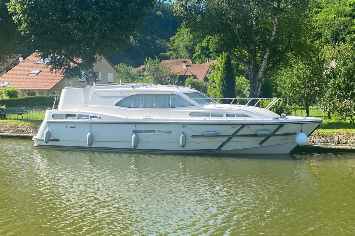 2402, a Haines 38 motorboat at Mittersheim, France
