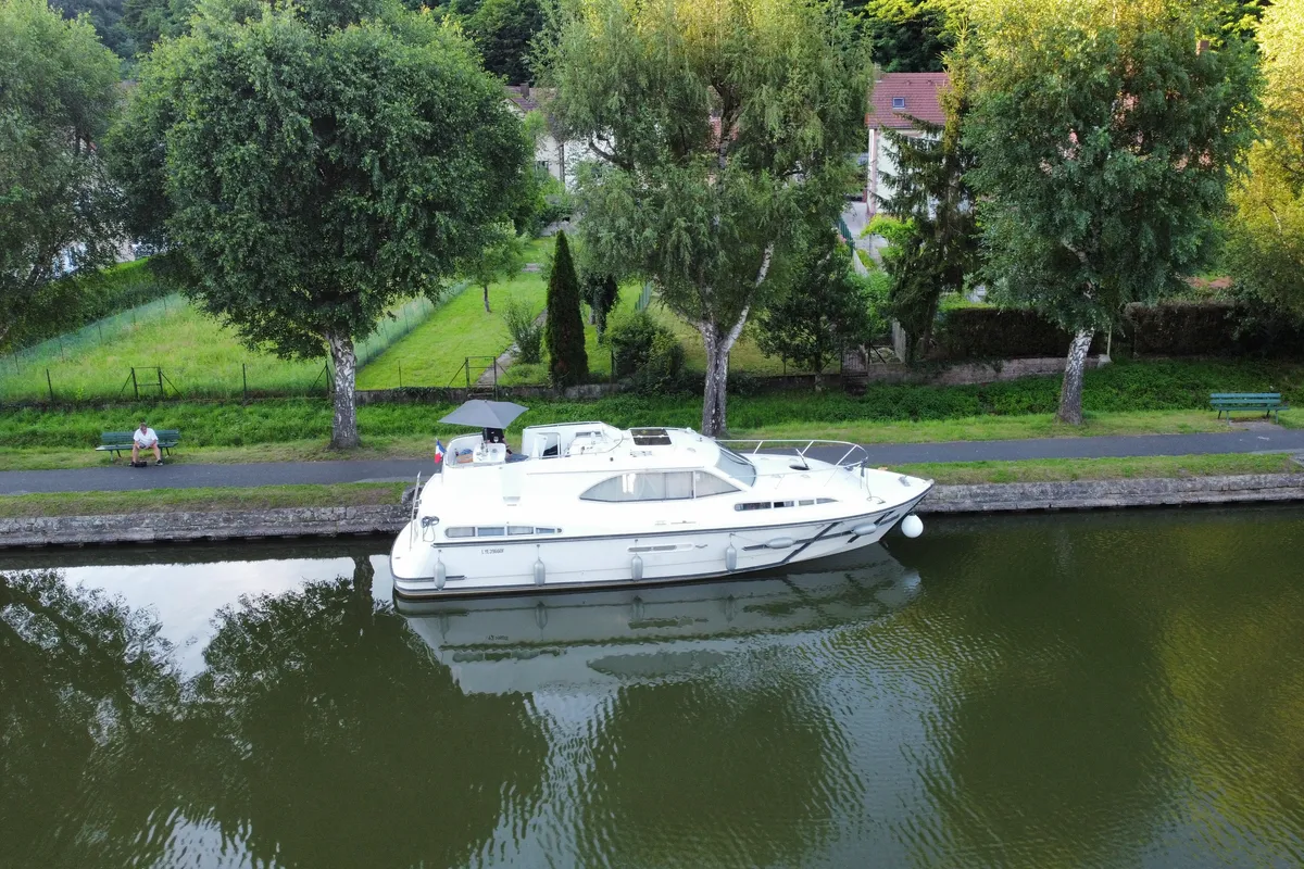 2402, a Haines 38 motorboat at Mittersheim, France