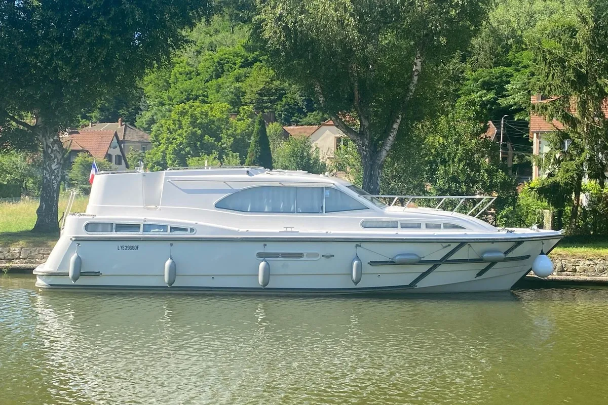 2402, a Haines 38 motorboat at Mittersheim, France