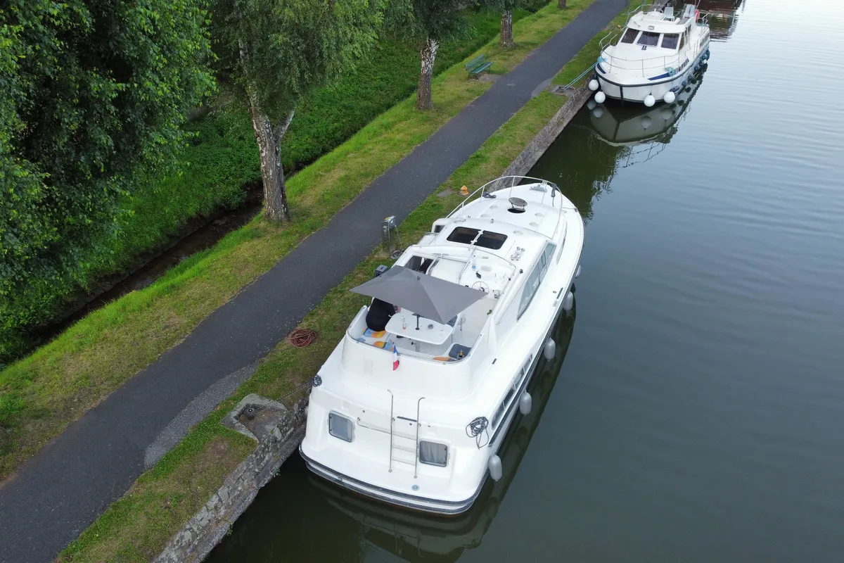 2402, a Haines 38 motorboat at Mittersheim, France