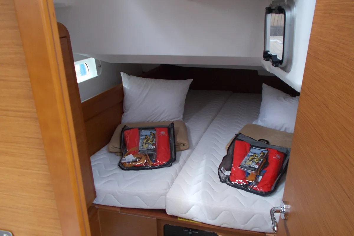 Cabin on Dark Eyes, a Jeanneau Sun Odyssey 419 sailboat at Figari/Golfo Aranci, Italy