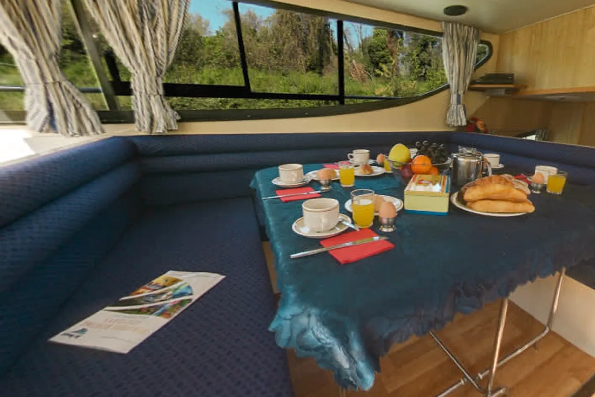 Salon of Magnifique - Comfort 38, a Cygnet Magnifique motorboat at Hesse, France