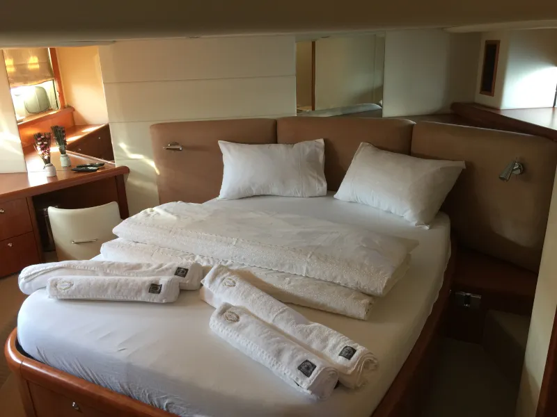 Cabin on Aviator, a Sunseeker Manhattan 50 motorboat at Primošten, Croatia