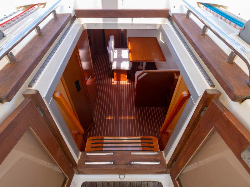 Salon of Ginevra, a Bavaria 40 Cruiser sailboat at Palermo, Italy
