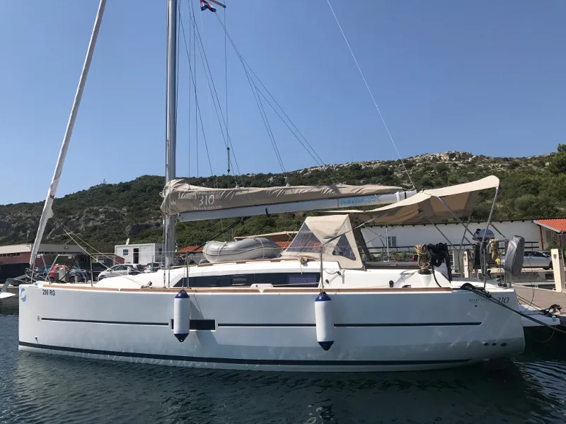 Salon of Mio, a Dufour 310 GL sailboat at Primošten, Croatia