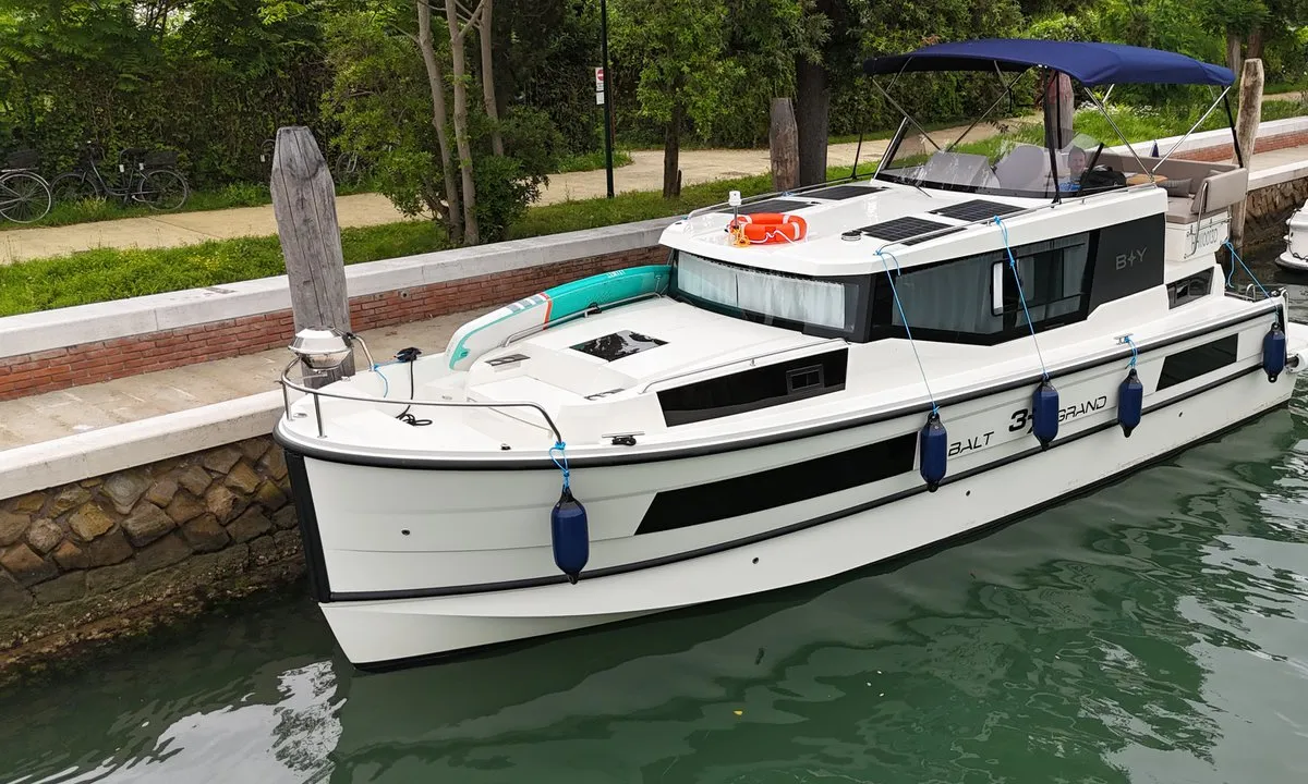 12, a Balt 37 Grand motor yacht at Casier, Italy