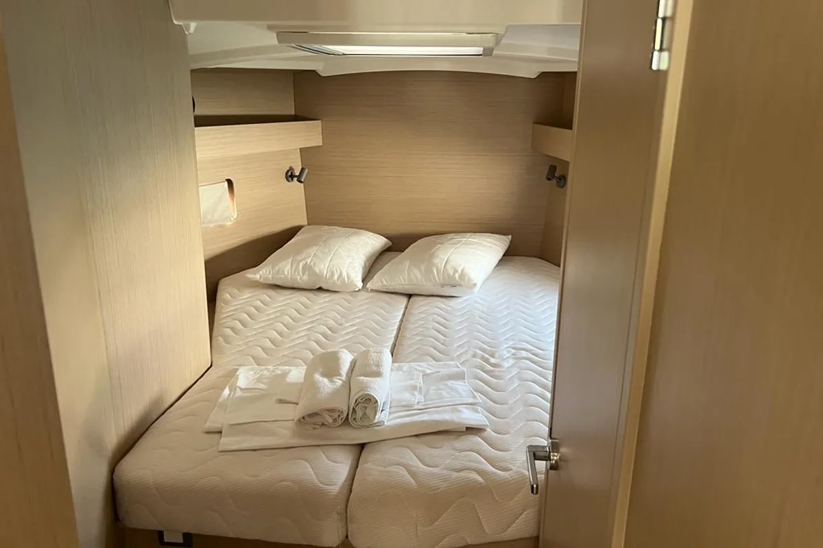 Cabin on Rosalba, a Beneteau Oceanis 40.1 sailboat at Capo d'Orlando, Italy