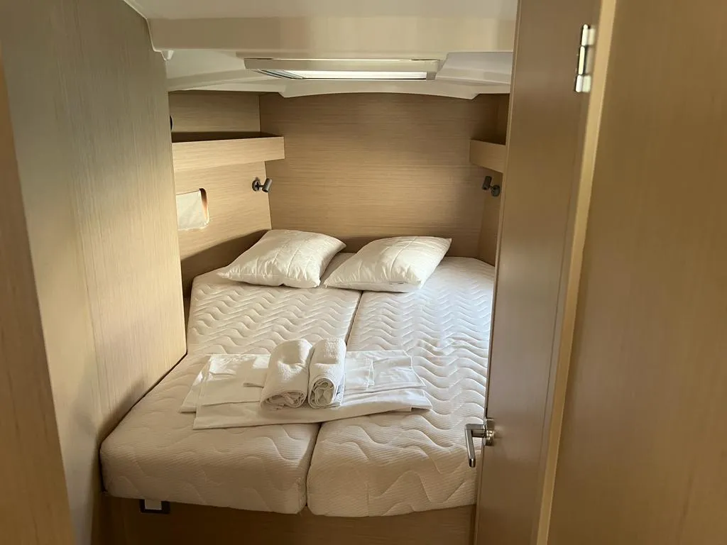 Cabin on Rosalba, a Beneteau Oceanis 40.1 sailboat at Capo d'Orlando, Italy