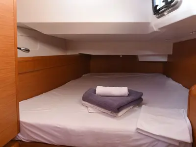 Cabin on Eione, a Jeanneau Sun Odyssey 419 sailboat at Volos, Greece