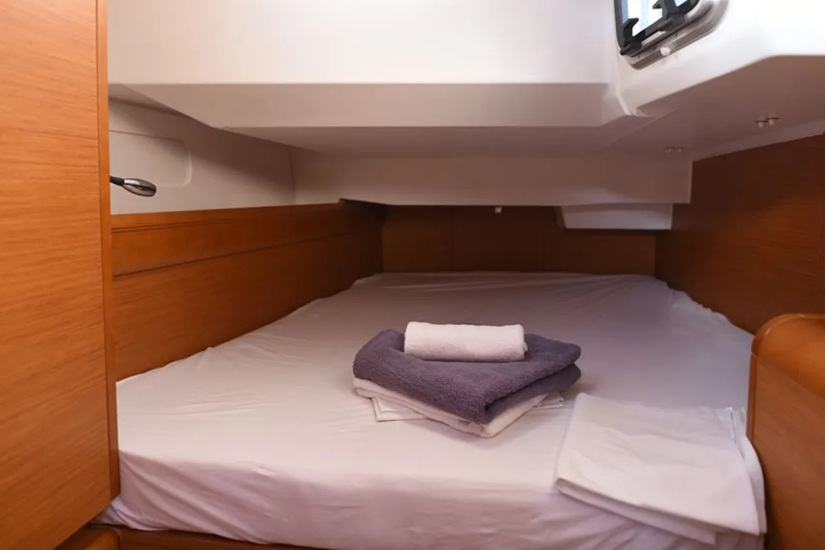 Cabin on Eione, a Jeanneau Sun Odyssey 419 sailboat at Volos, Greece