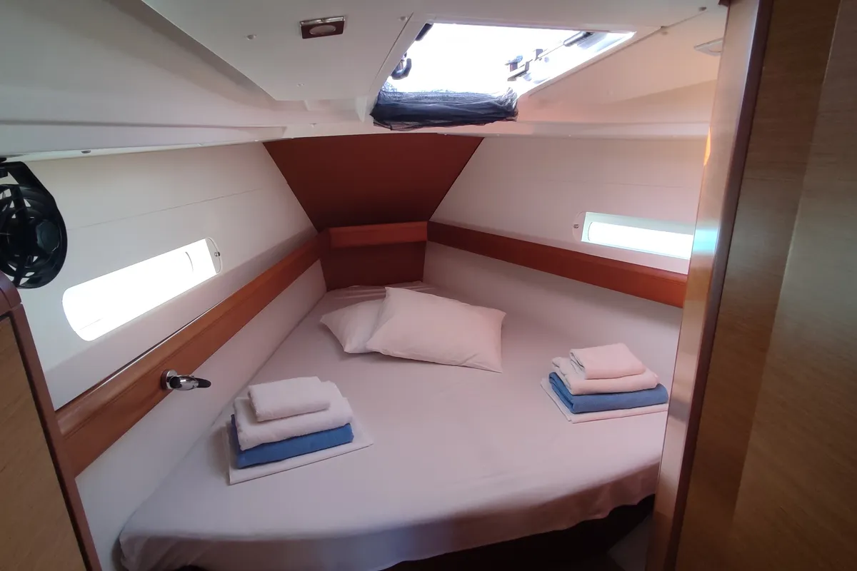Cabin on Eione, a Jeanneau Sun Odyssey 419 sailboat at Volos, Greece