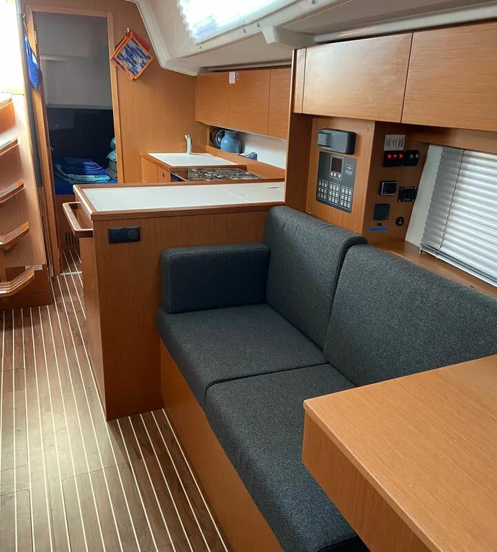 Salon of La Vela, a Bavaria C38 sailboat at Općina Vrsar, Croatia