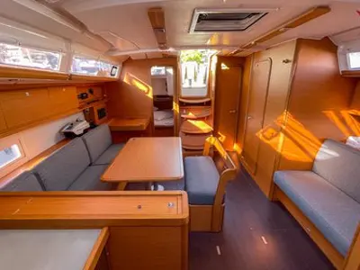 Salon of Chipon, a Dufour 430 sailboat at Plan-d'Aups-Sainte-Baume, France