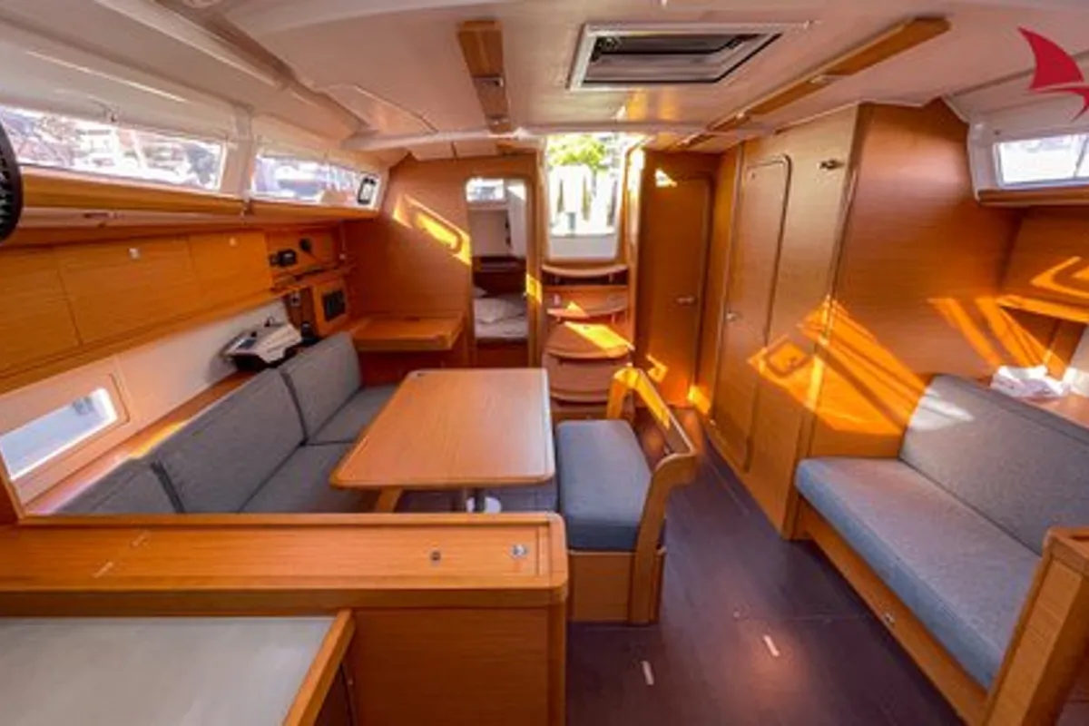 Salon of Chipon, a Dufour 430 sailboat at Plan-d'Aups-Sainte-Baume, France