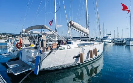 Exterior view of Chipon, a Dufour 430 sailboat at Plan-d'Aups-Sainte-Baume, France