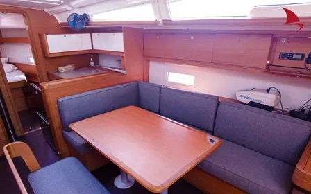 Salon of Chipon, a Dufour 430 sailboat at Plan-d'Aups-Sainte-Baume, France