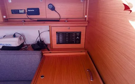 Salon of Chipon, a Dufour 430 sailboat at Plan-d'Aups-Sainte-Baume, France