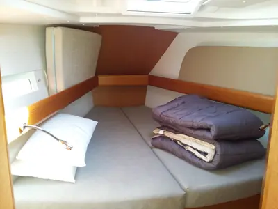 Cabin on Comanegra, a Jeanneau Sun Odyssey 419 sailboat at Palamós, Spain