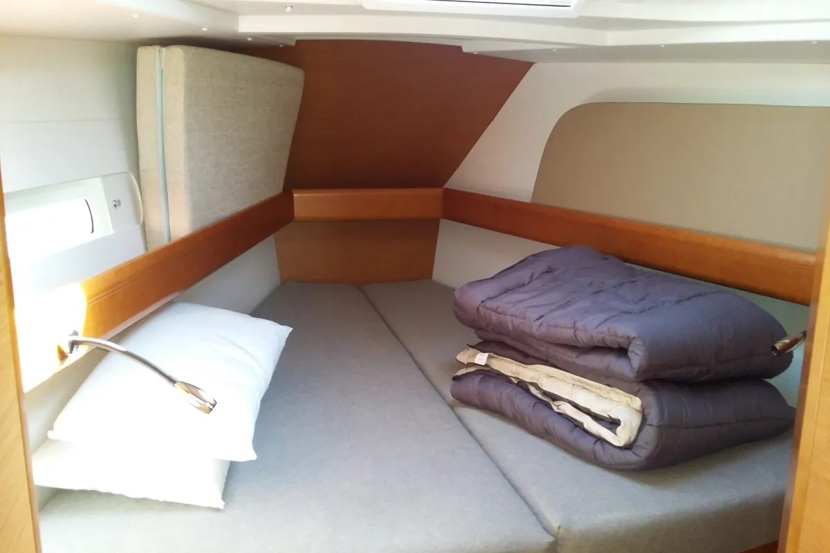 Cabin on Comanegra, a Jeanneau Sun Odyssey 419 sailboat at Palamós, Spain