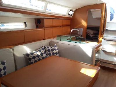 Salon of Comanegra, a Jeanneau Sun Odyssey 419 sailboat at Palamós, Spain