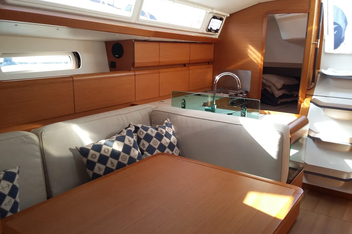 Salon of Comanegra, a Jeanneau Sun Odyssey 419 sailboat at Palamós, Spain