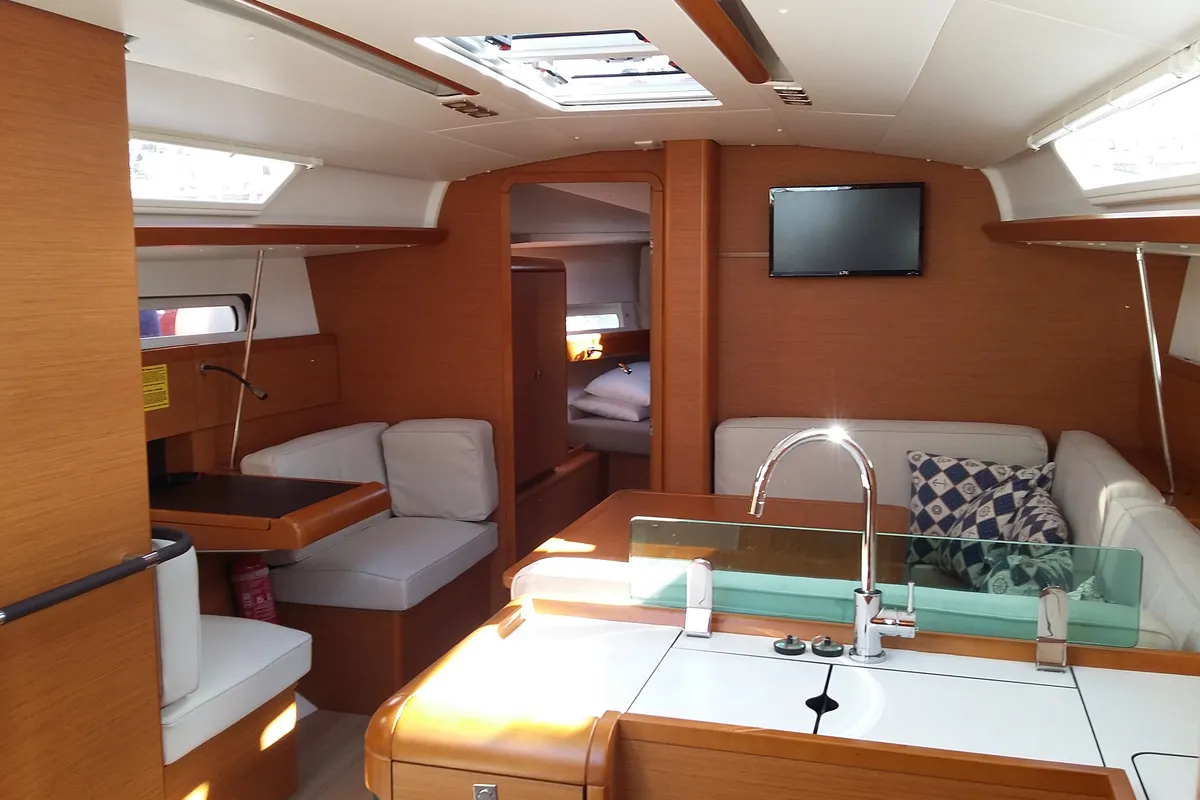 Salon of Comanegra, a Jeanneau Sun Odyssey 419 sailboat at Palamós, Spain