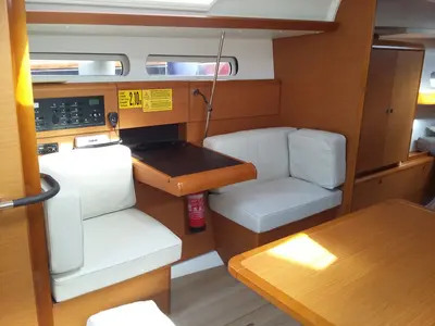 Salon of Comanegra, a Jeanneau Sun Odyssey 419 sailboat at Palamós, Spain