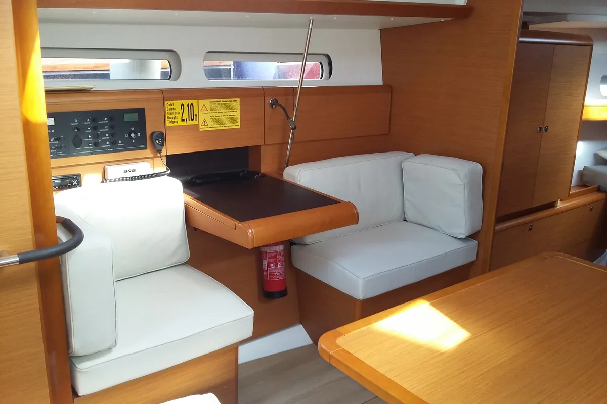 Salon of Comanegra, a Jeanneau Sun Odyssey 419 sailboat at Palamós, Spain